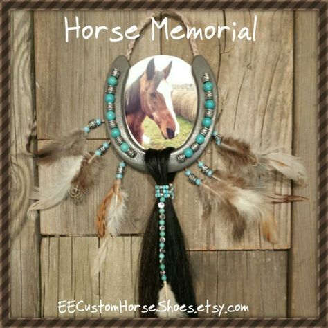 ✴Looking for a special, thoughtful gift for horse owners?! Our horseshoe memorial just listed! ✴ Click here to see details! 👇👇👇👇👇 https://www.etsy.com/listing/259237993 #EECustomHorseShoes #horseshoememorial #horses Decorated Braids, Horse Remembrance, Horse Keepsake, Decorated Horseshoes, Decorated Horse, Horse Memory, Horseshoe Gifts, Horseshoe Crafts Projects, Horse Room