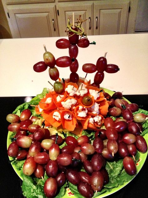 Cross Veggie tray.  Made with tooth picks, grapes, cauliflower, carrots and the stem from the grapes. Cross Fruit Platter, Cross Veggie Tray, Cross Fruit Tray, Cross Charcuterie Board, Easter Fruit Tray, Hosting Inspiration, Easter Charcuterie, Confirmation Ideas, Charcuterie Boxes