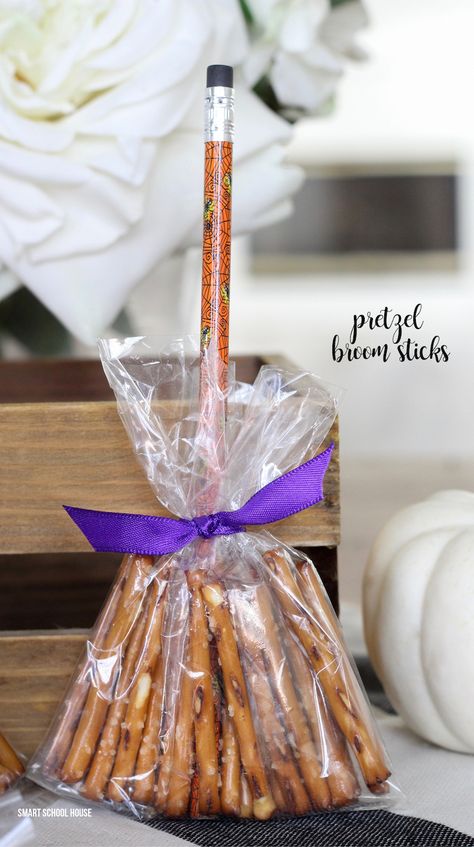 Pretzel broom sticks. A healthy Halloween treat. Make little witch brooms that are candy free! Witch Brooms, Halloween Pretzels, Diy Halloween Treats, Halloween School Treats, Healthy Halloween Treats, Halloween Treats For Kids, Halloween Treats Easy, Healthy Halloween, School Treats