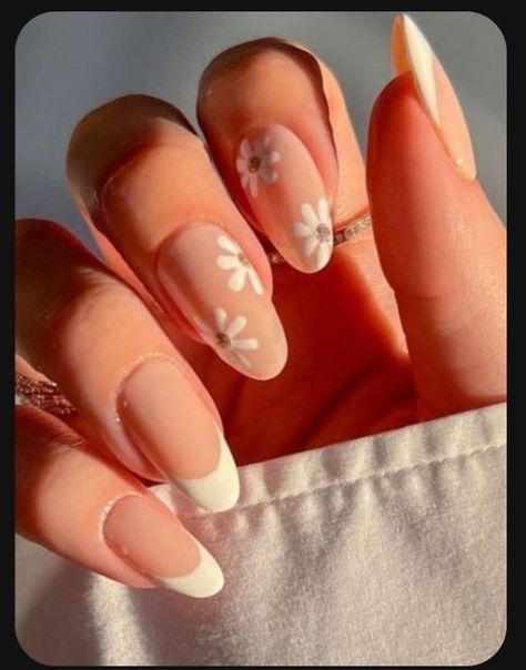 Simple Gel Nails White, White Flower Manicure, Bride Flower Nails, Nails Acrylic White Flowers, Gel Nails Flowers Design, Cream Flower Nails, Beige Nails With Flowers, White Oval Nails With Flowers, Nails Clear With Flowers