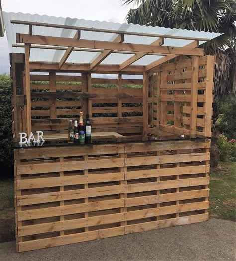 Outdoor Bar Pallets, Pallet Bar With Roof, Bars Made Out Of Pallets, Outside Kitchen Ideas Diy, Outside Kitchen Ideas On A Budget, Pallet Bars Diy Outdoor, Small Outside Kitchen Ideas, Bar Out Of Pallets, Kitchen Ideas Luxe