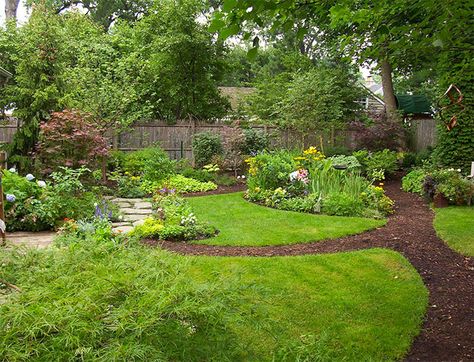 garden-path10 Grass Paths In Garden, Mulched Garden Pathways, Garden Path Through Lawn, Curved Garden Path, Mulch Garden Path, Mulch Pathway Ideas, Stylized Meadow, Wood Chip Path, Wood Chips Garden