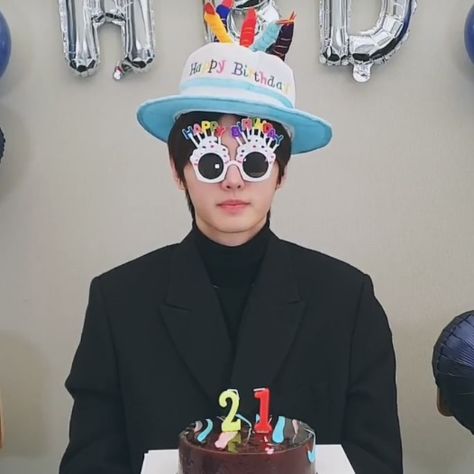 Sunghoon Birthday, Enhypen Tour Outfit Ideas, Sunghoon Cake Face, Sunghoon Pfp Funny, Enhypen Outfit Inspiration Concert, Enhypen Sunghoon Outfit Inspiration, Sunghoon Outfit Ideas, Enhypen Concert Outfit Ideas, Enhypen Concert Outfit Ideas Fate