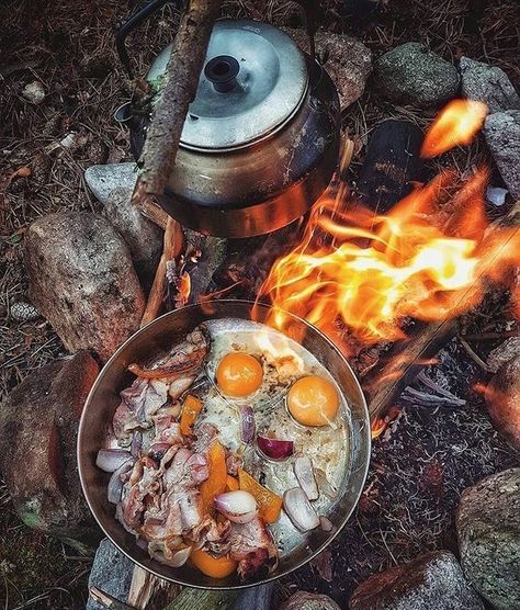 Outdoor Survival Gear, Camping Aesthetic, Camping Photography, Bushcraft Camping, Campfire Food, Outdoor Eating, Fire Cooking, Campfire Cooking, Open Fire