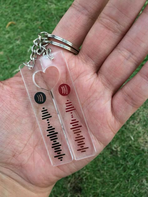 Keychain For Couples, Cer Nocturn, Matching Stuff, Bf Gifts, Cute Couple Gifts, Couple Stuff, Homecoming Proposal Ideas, Fun Diy Crafts