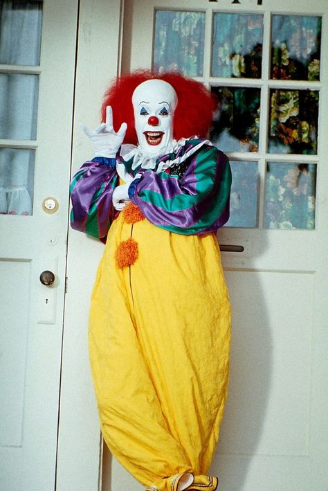 Tim Curry in Stephen King's It (1990) 😱 Tim Curry Pennywise, Horror Photos, Tim Curry, Pennywise The Clown, Jay Ryan, Pennywise The Dancing Clown, Bill Hader, Bill Skarsgard, Scary Clowns