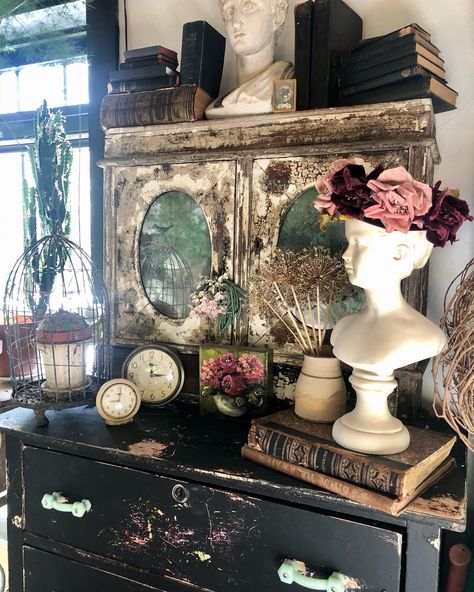 Garden Academia Aesthetic, Gothic Shabby Chic, Dark Shabby Chic, Cottagecore Homes, Black Shabby Chic, Eccentric Home, Junk Chic Cottage, French Brocante, Academia Decor