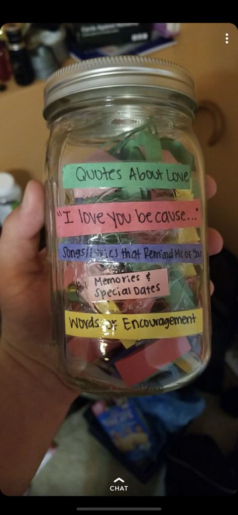 365 Day Jar • Super easy boyfriend gift! Mason jar + 5 colors of construction paper! My categories are “Quotes about Love,” “I Love You Because,” “Songs/Lyrics that Remind Me of You,” “Memories & Special Dates,” and “Words of Encouragement.” #boyfriendgifts #boyfriendgiftsideas #365dayjar #easyboyfriendgifts #easyboyfriendgiftideas #masonjarcrafts #anniversarygifts #homemadegifts Simple Boyfriend Gifts, 365 Jar, Handmade Gifts For Boyfriend, Love Jar, Gift Jar, Why I Love You, Presents For Boyfriend, Desserts Easy