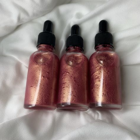 Shimmery Body Oil, Product For Dry Skin, Body Butter Business, Body Oil Recipe, Glowing Body Skin, Shimmer Oil, Body Shimmer, Moisturizing Body Oil, Shimmer Body Oil