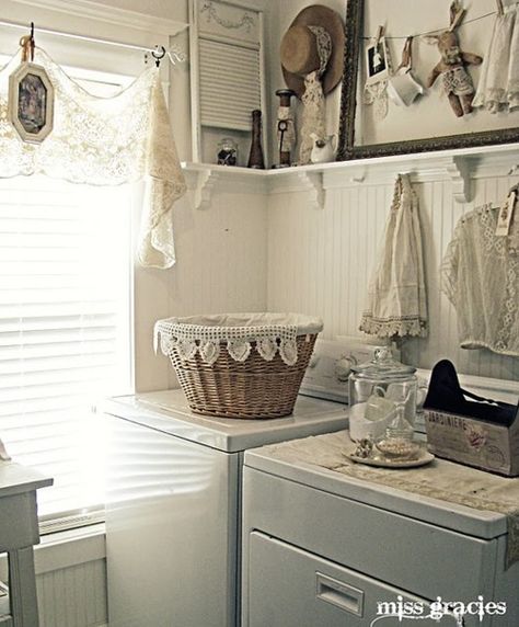 laundry room Shabby Chic Laundry Room, Baños Shabby Chic, Vintage Laundry Room Decor, Laundry Room Decorating, Cocina Shabby Chic, Vintage Laundry Room, Styl Shabby Chic, Shabby Chic Decorating, Modern Shabby Chic