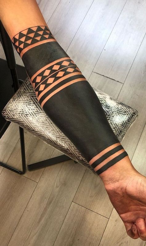 Herren Hand Tattoos, Black Sleeve Tattoo, Band Tattoos For Men, All Black Tattoos, Solid Black Tattoo, White Tattoos, Geometric Sleeve Tattoo, Forearm Band Tattoos, Blackout Tattoo