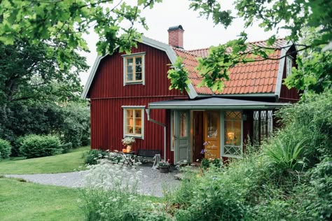 A 19th-Century Swedish Home with Charming Garden - The Nordroom Minecraft Hus, Swedish Country House, Swedish Houses, Swedish Home, Scandinavian Cottage, Swedish Cottage, Red Houses, Red Cottage, Swedish House