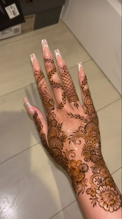 Celebrate your unique style with stunning henna tattoo designs. These intricate patterns range from traditional motifs to modern interpretations, ensuring a perfect fit for any occasion. Whether for weddings, special events, or casual wear, these henna tattoos add a touch of elegance and cultural heritage. Let your hands tell a story with these beautiful designs. #simplemehndi #hennadesign #stylishhenna #henna #easymehndi #mehndidesigns #mehndicorner #easymehndi Traditional Henna Designs, Indian Henna Designs, Henna Designs Back, Cute Henna Designs, Cute Henna Tattoos, Henna Tutorial, Indian Mehndi, Leg Henna, Henna Inspo