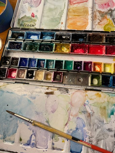 Watercolor Supplies Aesthetic, Watercolor Palette Aesthetic, Paint Pallet Aesthetic, Art Teacher Aesthetic, Watercolor Desk, Sketchbook Spreads, Running Girl, Teacher Aesthetic, Tools Drawing