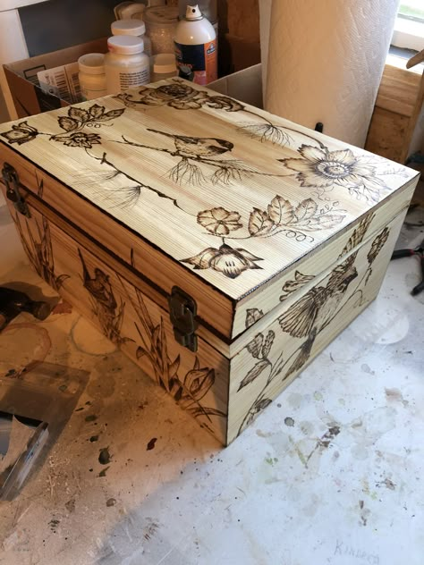 Wood Burn Jewelry Box Pyrography, Wood Burning Jewelry Box Design, Wood Burned Jewelry Box Design, Pyrography Furniture, Beginner Wood Burning, Wood Burning Patterns Stencil, Wood Burning Stencils, Chest Ideas, Jewelry Box Design