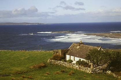 House By The Sea Aesthetic, By The Sea Aesthetic, Cottages In Ireland, The Sea Aesthetic, Ireland Houses, Track Photos, Ireland Aesthetic, Ireland Cottage, Natural Architecture