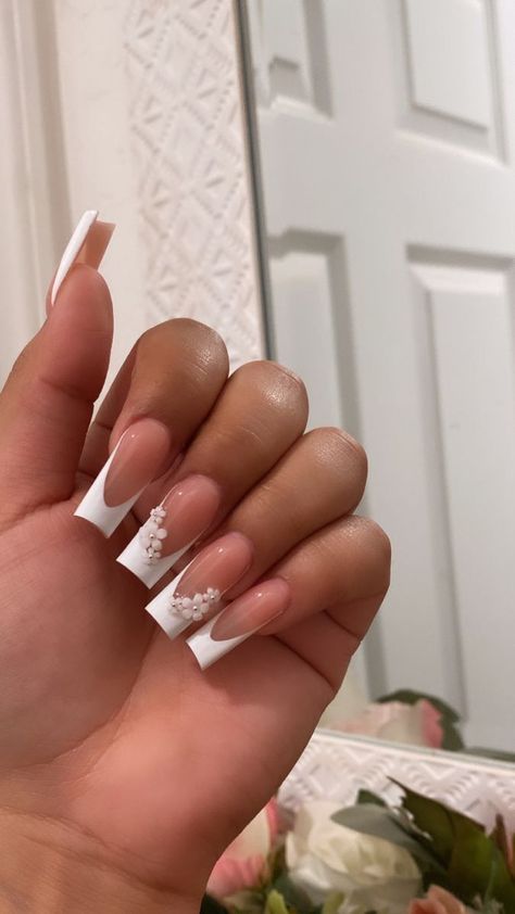 Senior Nails Graduation, Grad Picture Nails, Gel Nails Graduation, White Grad Nails, Grad Nails Acrylic, Grad Nail Ideas, Coffin White Nails, Classy Graduation Nails, Nails For Graduation Pictures