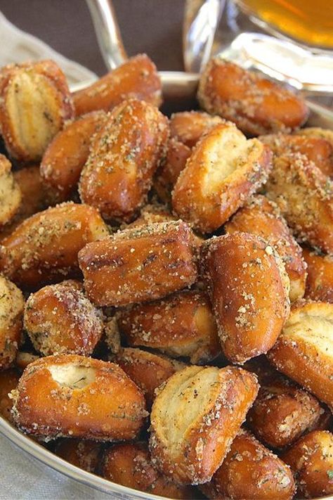 Cajun Pretzels Recipes, Tajin Pretzels, Cajun Snacks, Cajun Pretzels, Pretzel Seasoning Recipes, Sourdough Pretzels, Spicy Pretzels, Spiced Pretzels, Cajun Christmas