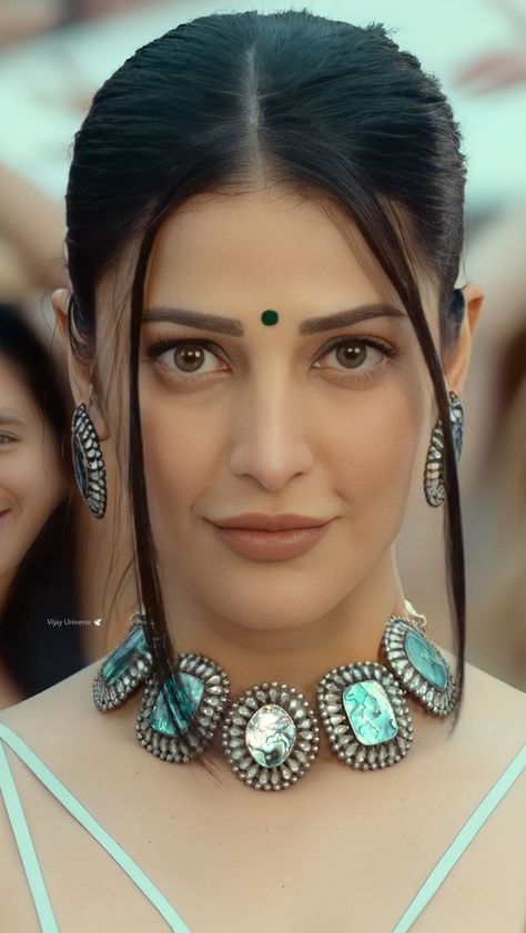 Shruthi Hassan Face, Shruti Hasan, Shruti Haasan, Bollywood Pictures, Original Supermodels, Mexican Women, Beauty Face Women, Beauty Pictures, Indian Beauty Saree