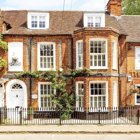 British Houses Aesthetic, Typical British House, Old English Townhouse, English Apartment Exterior, Townhouse Suburban, British Terrace House, British Apartment Exterior, English Terrace House, Cottagecore Townhouse