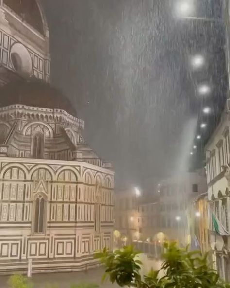 Florencia 🇮🇹 Firenze Travel | Hotels | Food Tips on Instagram: "Magical Florence during rain season💧🤩☔️ 💡 November is the month with the most precipitation on average but October, December, March and April also generally have a good amount of rain. Make sure to dress in layers! 👉🏻 Spread the joy of travel! Share this post with a friend, and you both might end up exploring this dreamy destination together.🌍🇮🇹 Credits to: 🎥 @jeff_hyer 🎥 @pasosverdes 🎥 @florence_itally 🎥 @villanihotel Rain Season, Florence Travel, Hotel Food, Food Tips, Travel Dreams, Food Hacks, The Rain, Walk In, Florence