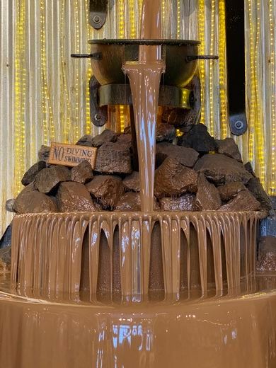 Worlds Largest Chocolate Waterfall – Anchorage, Alaska - Gastro Obscura Chocolate Waterfall, Chocolate Bonbons Recipe, Sweet Props, Chocolate Factory Party, Willy Wonka Party, Wonka Chocolate, Chocolate House, Chocolate Stores, Chocolate Party