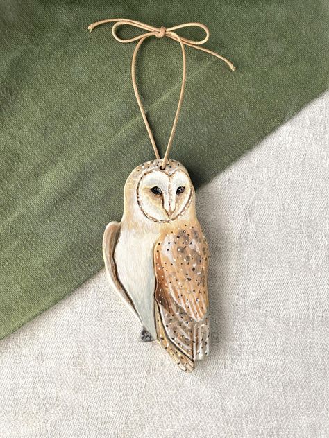 Title: Barn Owl From the art gallery to your home, this lovingly hand-painted clay ornament will add artistic flair to your gallery wall or Christmas tree. This original handcrafted holiday ornament is hand painted with acrylics on air dry clay. A glossy varnish helps to protect your ornament from moisture and fading. Each ornament in my shop is shaped and painted by hand, and the item you receive is the exact one seen in the photos. This gift can be personalized with a special note and sent directly to friend or loved one. Please add the note during checkout using the box Etsy provides for "Notes to Seller." FOR INDOOR USE ONLY. The protective varnish on this sculpture allows it to stand up to humidity and minimal amounts of moisture indoors, but is not suited to outdoor elements.  Lookin Ceramic Bird Ornaments, Diy Nature Ornaments, Bird Ornaments Diy, Christmas Ornaments Pottery, Owl Christmas Ornaments, Jane Hopper, Owl Christmas Tree, Decoration Nature, Woodland Ornaments