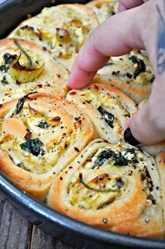 Vegan spinach and artichoke dip in an awesome portable package! The inside of these savory rolls are slathered with a creamy spinach and artichoke spread! Vegan Spinach And Artichoke Dip, Savory Rolls, Hot Rolls, Mcdougall Recipes, Spinach And Artichoke Dip, Vegan Spinach, Creamy Spinach, God Mat, Artichoke Dip