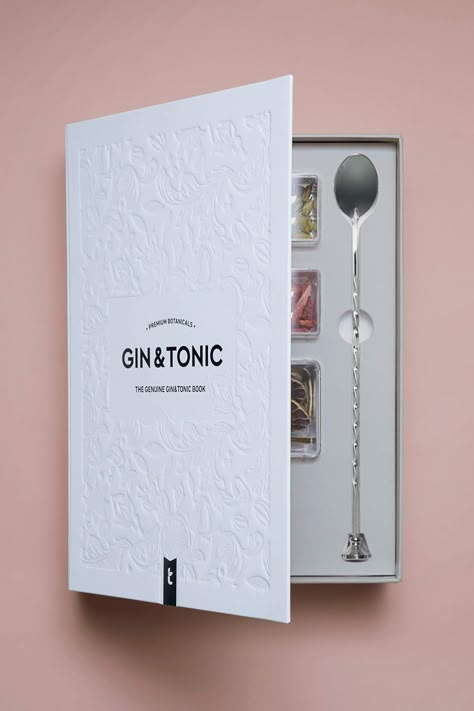 The Genuine Gin&Tonic Book – Packaging Of The World Gin Tonic Gift Box Ideas, Spoon Packaging Design, Book Packaging Gift, Book Packaging Ideas, Book Packaging Design, Creative Packaging Ideas, Box Design Ideas, Mixology Kit, Book Packaging