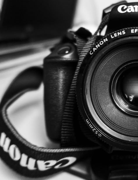 Camera Wallpaper, Camera Art, Black And White Picture Wall, Camera Canon, Camera Hacks, Aesthetic Blue, Canon Camera, Phone Photography, White Picture