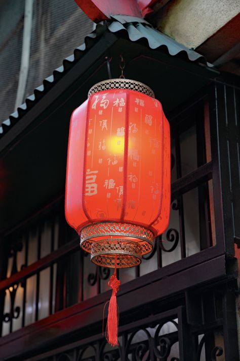 Symbols Of Wealth, Lantern Aesthetic, Chinese Icon, Lantern Chinese, Lantern Painting, Red Lanterns, Japanese Festival, Full Sail, Chinese Lantern