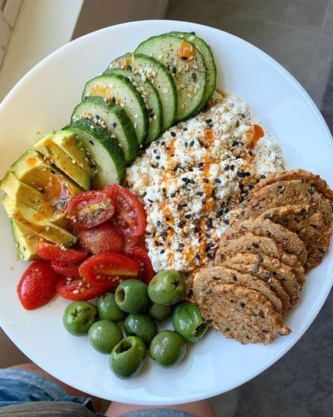 good culture on Instagram: "Stay out of the chip bag and into the veggies and protein ✨Try a Savory Cottage Cheese Plate for satisfying crunch and high-protein punch to energize your lunch. 📷: @dan.iellegrant #cottagecheese #goodculture #ridiculouslygood #organic #realfood #simpleingredients #savorycottagecheese #snacktime #nutrition #healthyliving #cleaneating #hungry #cottagecheeserecipes" Weight Gain Snacks, Savory Cottage Cheese, Lite Snacks, Healthy Plate, Protein Lunch, Food Motivation, Cottage Cheese Recipes, Health Dinner, Healthy Food Motivation