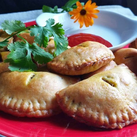 Here is the Mushroom Empanadas recipes a spanish originated dish made Indian with our regional spices. This can be had as a party appetizer during your house party for the coming festival season or just as an tea time snack with some ginger chai.   #FestivalRecipesContest in association with Preethi Kitchen Appliances http://ift.tt/2xNLSSH #EverydayCooking #Recipes Empenada Recipe, Mushroom Empanadas, Vegetable Empanadas, Spicy Mushrooms, Mexican Food Recipes Appetizers, Spicy Mushroom, Baked Mushrooms, Spanish Tapas, Food Contest