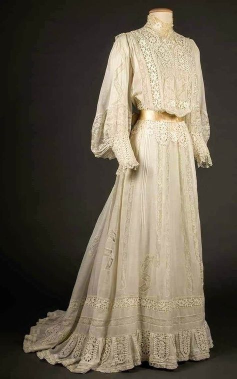 Fashion Overalls, Tea Gown, 1900s Fashion, Gaun Fashion, Fashion Queen, Edwardian Dress, Clothing And Textile, Vintage Gowns, Vestidos Vintage