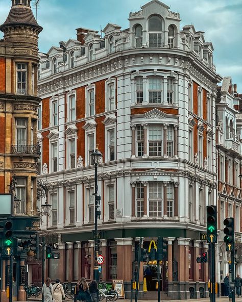 The classic beautiful corner in London. Something the Georgians, Victorians and Edwardians knew so well. Has to be one of the most beautiful buildings MacDonalds occupies? - #regencyarchitecture #victorianarchitecture #england #britishhouse #englishstyle #englisharchitecture #perfectenglishhome #homesofinstagram #visitengland #housesofldn #historicpreservation #londonist #georgianarchitecture #london #igerslondon #classicalarchitecture #vibrantlondon #londoncitylife #mydarlinglondon Georgian Architecture Exterior Facades, Architecture Exterior Facades, Regency Architecture, British House, English Architecture, Perfect English, Georgian Architecture, Visiting England, Victorian Architecture