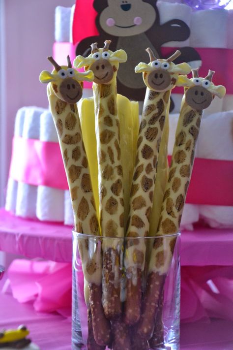 Chocolate covered prezels look like giraffes!  Here's the how-to! Baby Shower Decorations For Girl, Giraffe Birthday Parties, Giraffe Cake, Giraffe Party, Giraffe Cakes, Giraffe Birthday, Baby Shower Giraffe, Giraffe Baby, Jungle Baby Shower