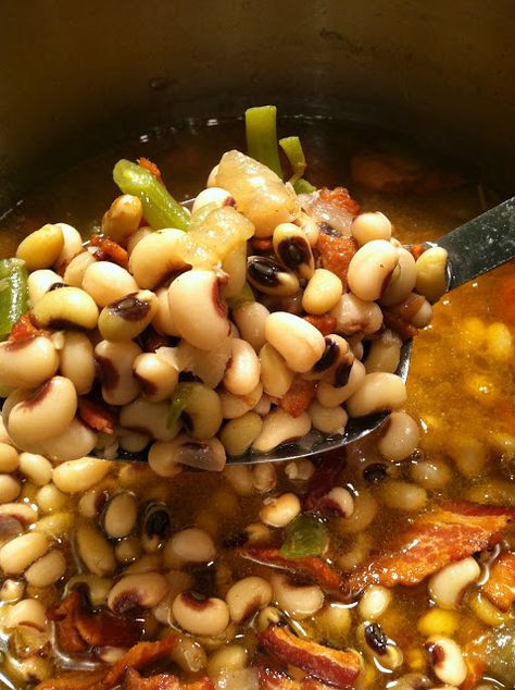 Dream Home Cooking Girl: For my friends who love field peas...here is my recipe :) I am happy with a big bowl of these and a nice slice of c... Spicy Black Eyed Peas Recipe, Purple Hull Peas Recipe, Blackeyed Pea Recipes, Field Peas, Black Eyed Peas Recipe, Peas Recipe, Cooking Bacon, Pea Recipes, Southern Cooking