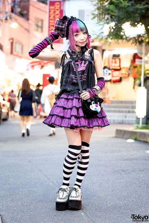 Tokyo Fashion Neon Punk Fashion, Gothic Feminine, Decora Style, Perky Goth, H Naoto, Gothic People, Harajuku Street Style, Estilo Harajuku, 일본 패션