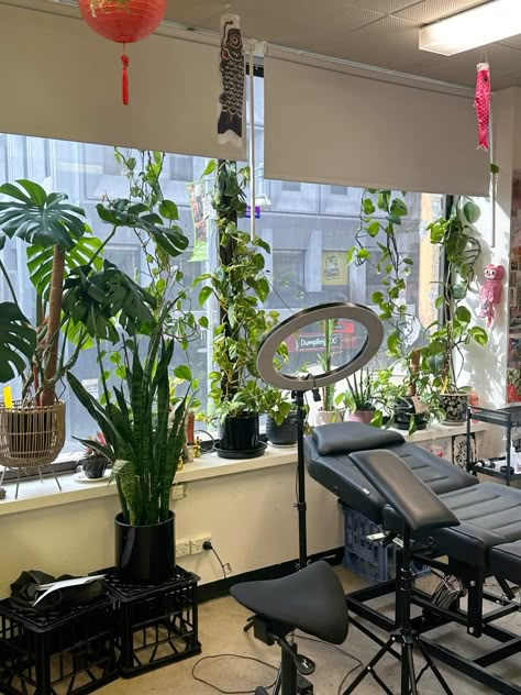 tattoo studio apartment decor plants setup aesthetic new york Tattoo Studio At Home, Tattoo Parlor Aesthetic Interior, Home Tattoo Studio Ideas, Tattoo Home Studio, Tattoo Setup Station, Laundry Tattoo, Aesthetic Tattoo Studio, Small Tattoo Studio Ideas, Tattoo Studio Setup