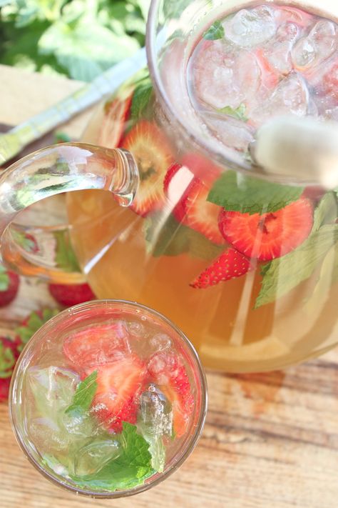 Strawberry Mint Iced Green Tea — The Diva Dish Aa Meeting, Pinterest Kitchen, Lipton Green Tea, Pop Drink, Yummy Cocktails, Cold Tea, Iced Tea Lemonade, Iced Green Tea, Green Tea Bags