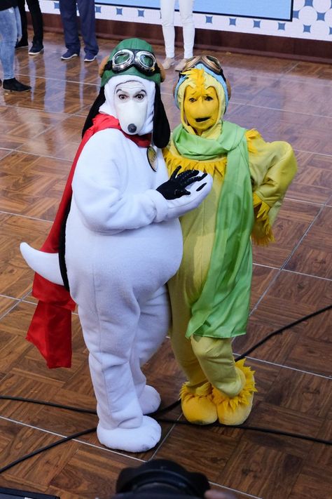 Pin for Later: The Today Show Went as Peanuts Characters For Halloween, and It's Adorable Hoda Kotb as Snoopy and Kathie Lee Gifford as Woodstock Woodstock Snoopy Costume, Snoopy And Woodstock Costume, Peanuts Costume, Woodstock Costume, Show Halloween Costumes, Woodstock Outfit, Snoopy Costume, Characters For Halloween, Peanut Costume