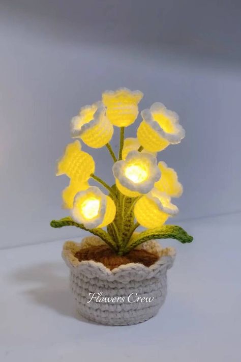 flower lamp for kid Diy Flower Light, Trendy Crochet Projects, Chunky Yarn Crochet Pattern, Wool Crafts Diy, Lamp Flower, Crochet Lamp, Bouquet Crochet, Diy Flores, Crochet Fairy