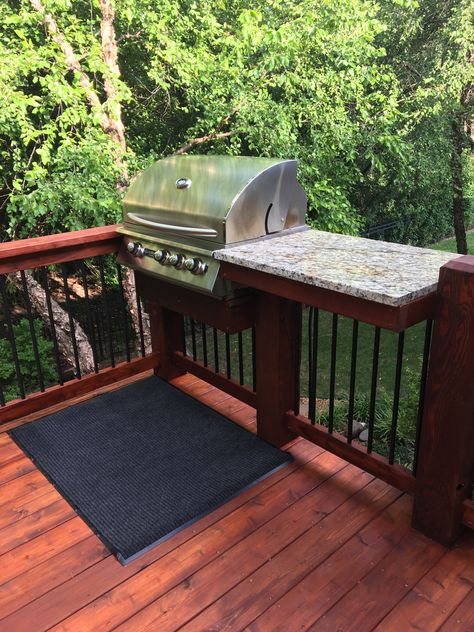 Deck rail with built in grill and granite prep table Grilling Station On Deck, Upper Deck Grill Station, Deck Kitchen Ideas Grill Station, Grill Area On Deck, Deck Grilling Area, Deck With Grill Area, Built In Grill On Deck, Pergula Ideas, Deck Grill