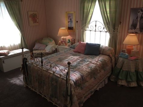 Wheelers House Stranger Things, Nancy Wheeler Room, Nancy Wheeler Bedroom, 1990s Bedroom, Nancy Wheeler Aesthetic, 80’s Bedroom, 80s Bedroom Ideas, 80s Bedroom, 90s Home