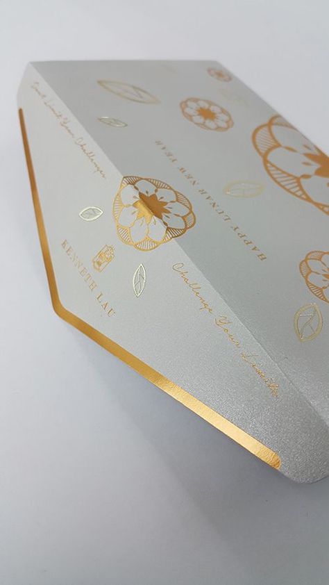 White And Gold Packaging, Gold Packaging Design, White Gold Packaging, Chinese Graphic, Chinese New Year Card, Red Pocket, Red Packet, Package Box, Packing Design