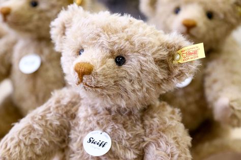 Looking for a great gift or souvenir from Germany? Here are some German gift ideas from shoes to books to toys. National Teddy Bear Day, Teddy Bear Day, Baby Souvenir, German Toys, Steiff Teddy Bear, Bird Houses Diy, Travel Souvenirs, World Traveler, Travel Gifts