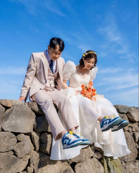 Casual Wedding Photoshoot, Philadelphia Engagement Photos, Styled Engagement Shoot, Pre Wedding Photoshoot Props, Japan Wedding, Korean Couple Photoshoot, Korean Wedding Photography, Pre Wedding Photoshoot Outfit, Groom Wedding Attire