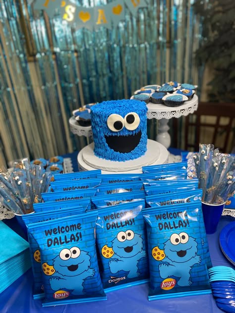 Cookie Monster Treat Bags, Cookie Monster Pretzel Rods, Cookie Monster Treat Table, Cookie Monster Dessert Table, Cookie Monster Treats, Cookie Monster Baby Shower Ideas, Cookie Monster 1st Birthday, Baby Cookie Monster, Custom Chip Bags