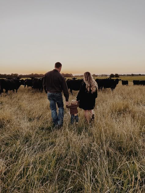 Family Pictures In Cow Pasture, Cattle Family Pictures, Cow Pasture Photoshoot, Family Cowboy Photoshoot, Family Photos With Cows, Family Country Photoshoot, Country Family Pictures, Farm Family Photoshoot, Cowboy Family Pictures