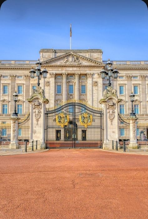 England Buckingham Palace, Buckingham Palace Aesthetic, Uk Palace, Birmingham Palace, United Kingdom Aesthetic, London Monuments, London England Aesthetic, London Palace, London Buckingham Palace